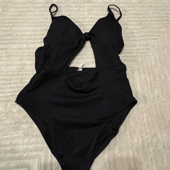 One piece bathing suit - Picture 1 of 2